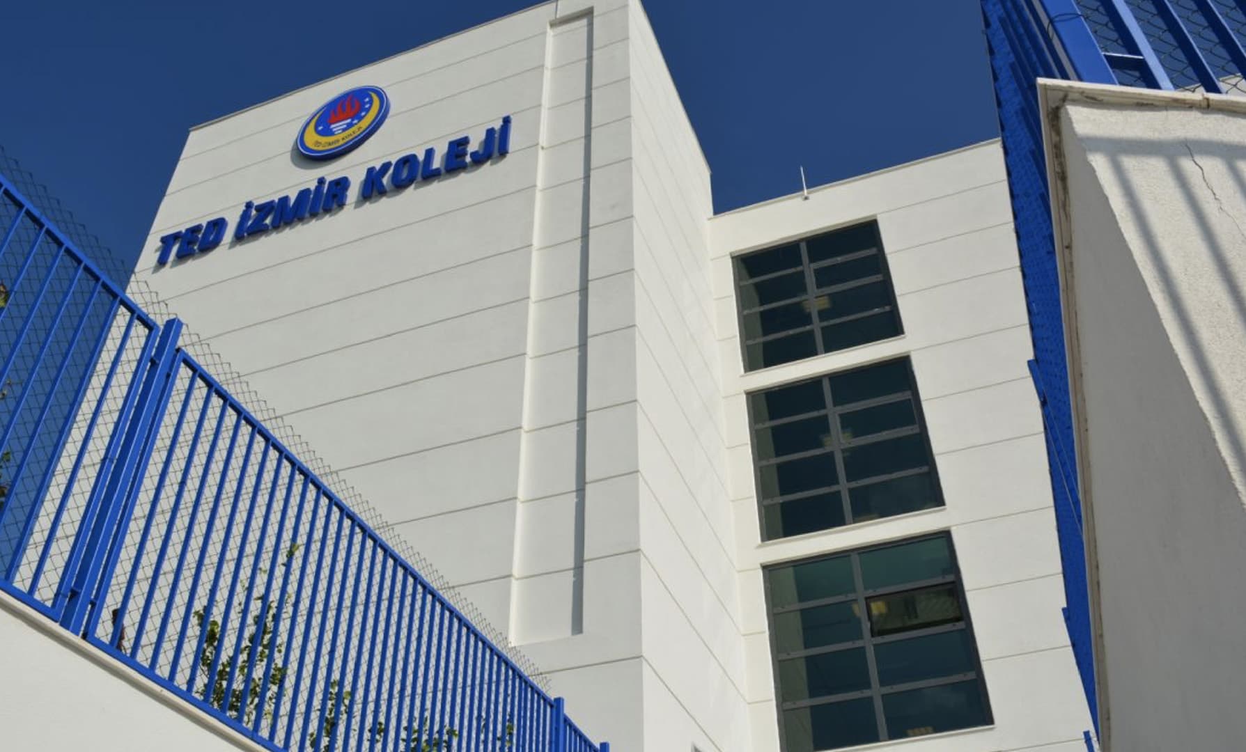 TED İzmir Koleji eğitim kampüsü dış görünümü