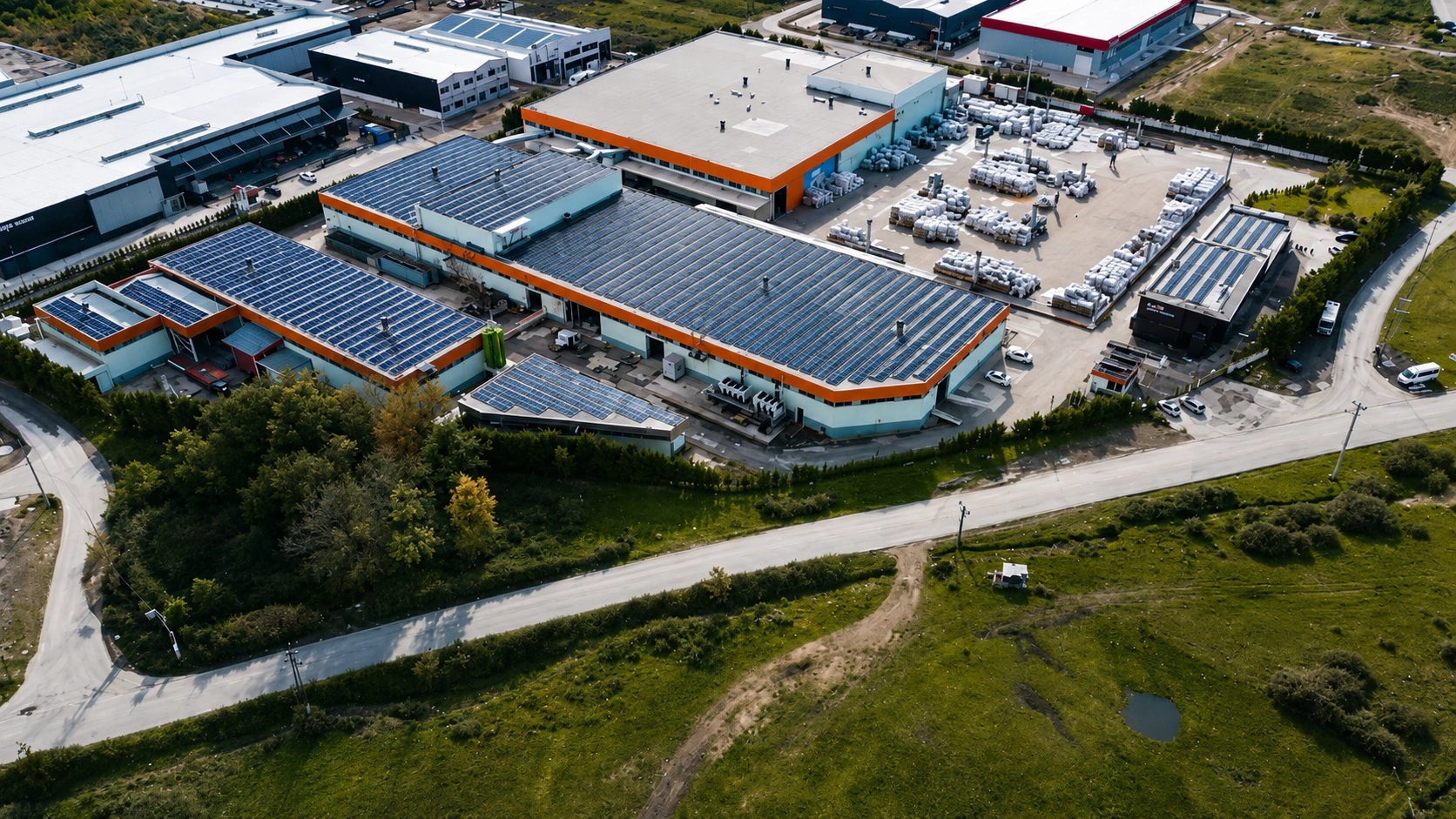 CSR Plastic tesisinde çatı GES panellerinin havadan görünümü